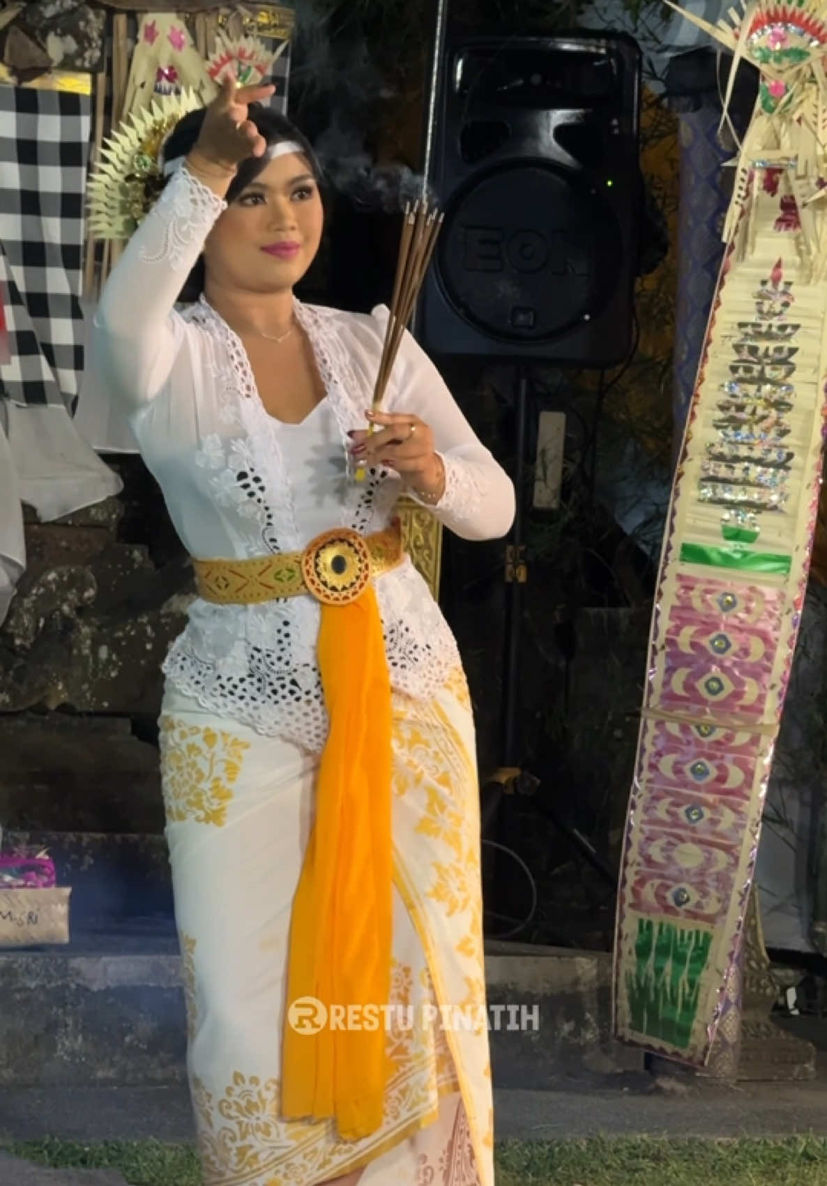 Anggun dan Cantik Penari Rejang Pemendak.  Calonarang Wisya Geni, Pura Rambut Siwi Getasan, Petang, Badung  #restupinatih #calonaranggetasan #calonarangbali 