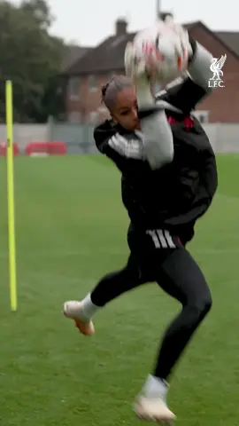 Goalkeeper training with Liverpool FC Women. 🧤⚡️ Sharp reactions and strong saves. 🎥 @liverpoolfcw #goalkeepertraining #goalkeeping #goalkeeper #WomensFootball #goalkeepersaves