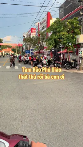 🚨 ĐÔNG QUÁ ĐÔNG 😭 30 phút mới có 1 ly trà sữa! 🧋 Thôi mình đi dạo 1 vòng, quay lại lấy là vừa 😂 #ReviewAnNgon #phugiao #tamhao #foodreview #viral 