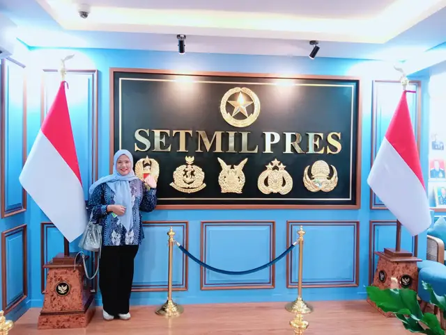 Moment saat Berkunjung ke Sekretariat Kabinet Republik Indonesia  di Ruang Sekretariat Militer Presiden (Setmilpres)   di Jakarta. 