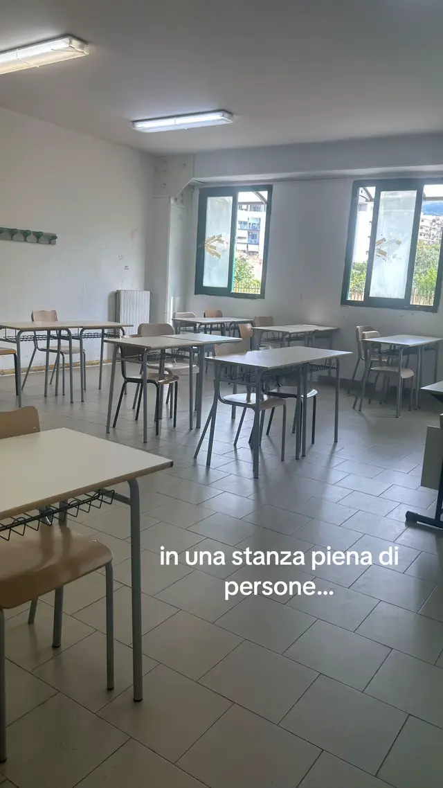 l’unico motivo per cui guardiamo la lavagna #scuola #orario #fyp #voliamoneixte✈🦁🔝💯💥 #perte 
