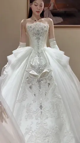 Tựa dòng thác ánh sáng đổ xuống, mềm mại, lộng lẫy và cuốn hút trong từng chuyển động. #LeHoaBridal #LeHoa #váycuoi #vaycuoithietk #xuhuong 