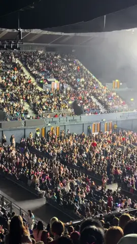 I love London concerts 🥹, everyone was either dancing or singing along. #kpop #itzy #midzy #kpopfyp #concerttok 