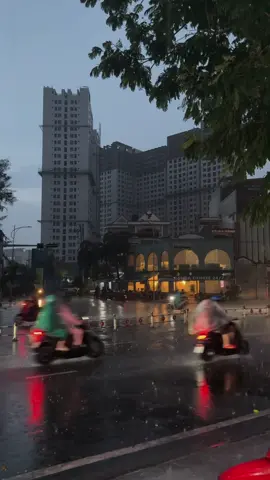Mưa cả ngày thành phố như chậm lại...  Còn mình thì lạc trong những khoảng lặng. #mua #saigon 