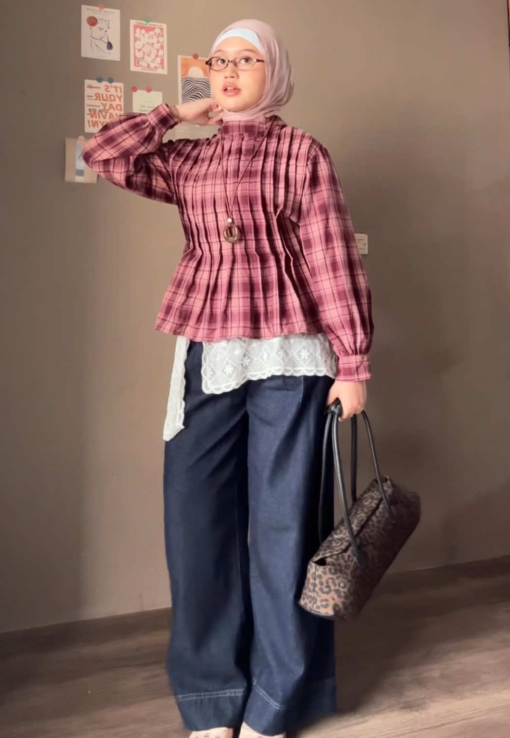 Blouse 🔗 176B Jeans 🔗 175D Flatshoes 🔗 174A bags 🔗 176A Pashmina 🔗 169E kacamata 🔗 161E Kalung 🔗 162E