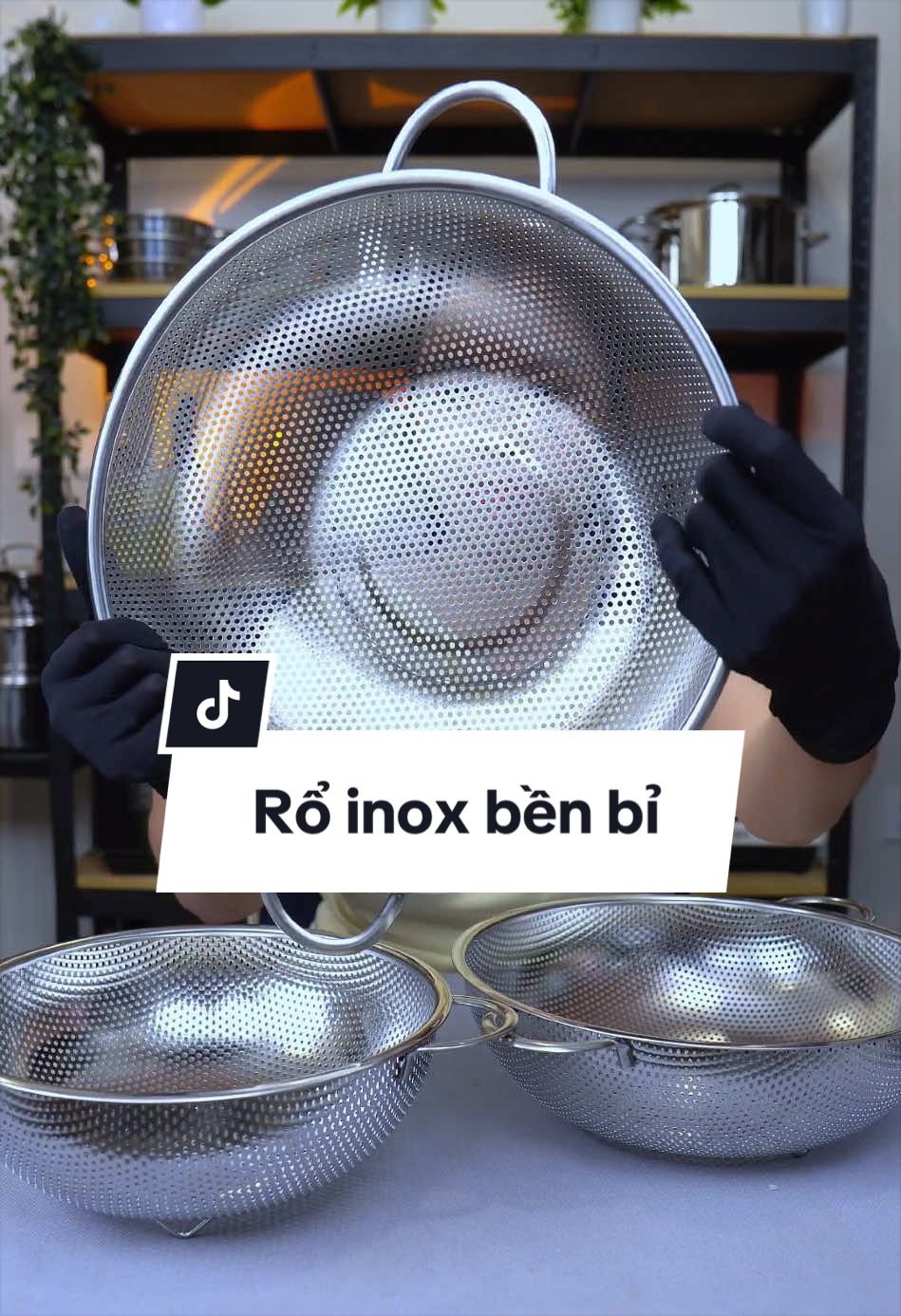 Rổ nhựa tập trung vào phân khúc giá rẻ thì với rổ inox sẽ tập trung vào độ bền bỉ và sạch sẽ. Rổ inox dùng cũng sẽ đa công năng hơn khi vừa để rửa đồ, vừa có thể dùng cho các thực phẩm nóng
