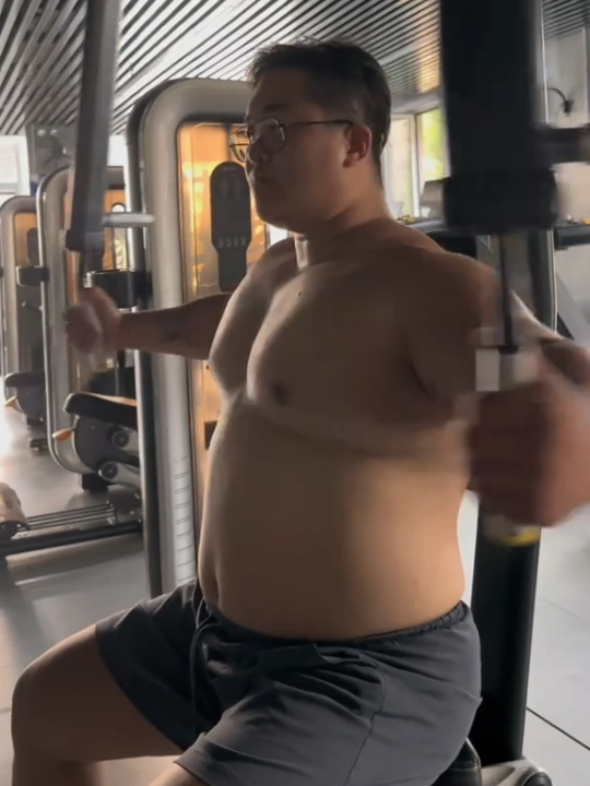beefymuscle.com👍 Chest day! beefymuscle.com admires beefy massive bulky #muscle #musclehunk #musclebear #bodybuilder #powerlifter lifter beefymuscle musclechub pecs biceps workout fitness gym bodybuilding motivation 肉壮 肌肉 壮熊 健身 