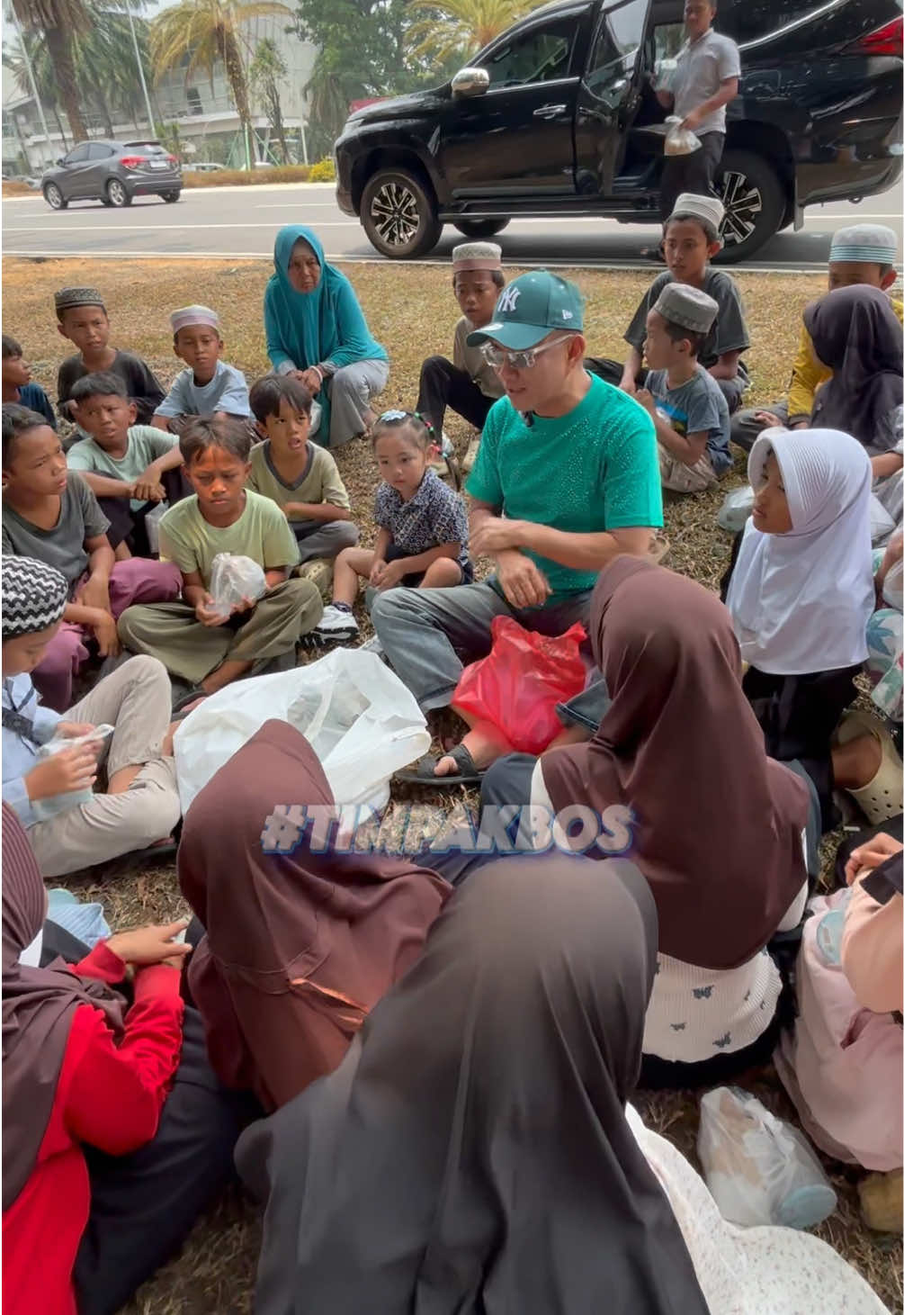 Makan terasa lebih nikmat kalau makan bersama adik adik #TIMPAKBOS 