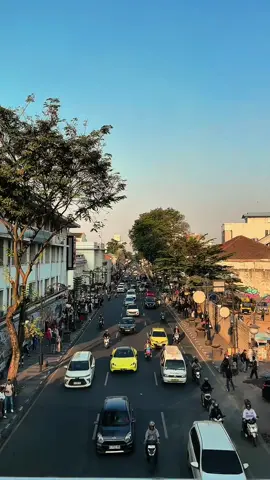 Selamat sore Bandung!!! #asiaafrikabandung #bandungvibes #alunalunbandung #aesthetics 