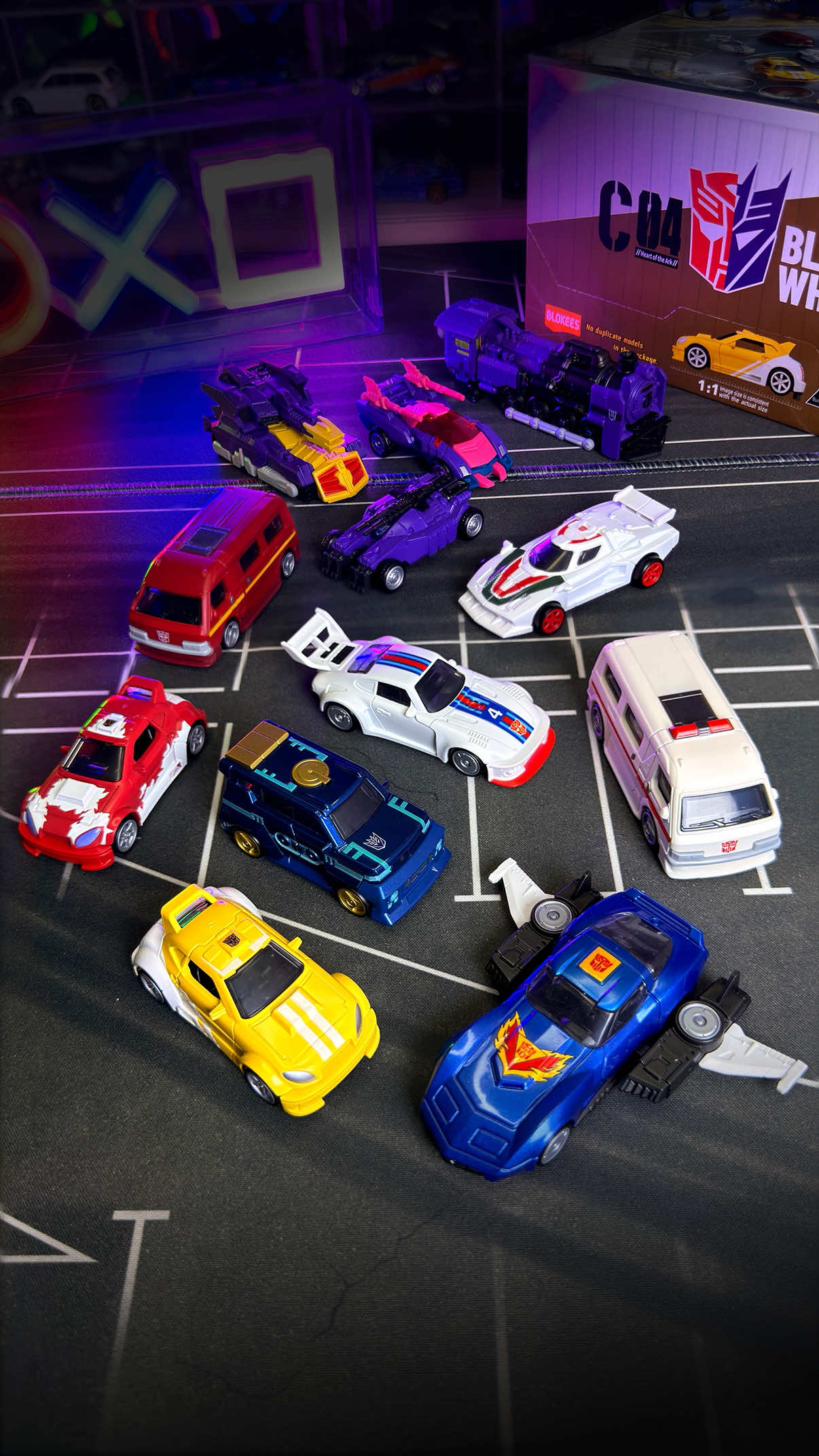 Blokees Wheels C04 goes full OG Transformers. 🔥 Heart of the Ark brings Bumblebee, Ironhide, Wheeljack, Tracks, Jazz, Ratchet and Astrotrain into 1:64, alongside Animated Soundwave, Cliffjumper, Impactor, Full Tilt and Road Grabber. There are 12 regular models plus rare Titanium and Radiant chase editions, with selected cars featuring moving and opening parts. By: @blokees.official  Follow @hotkustoms for more Mini Car Culture 🔥 #blokees #transformers #blokeeswheels #modelcars #ミニカー 