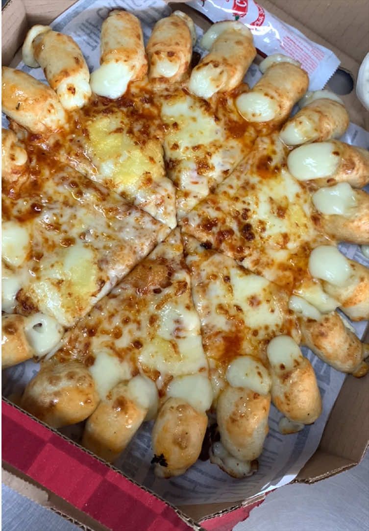 sapa nih yang suka pizza toping cheese lovers cheesy bites😍🙌 #pizzahutdelivery #phdkepanjen #pizzalovers🍕 