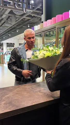 Я Рад сообщить вам приятную новость, я открыл второй салон цветов  @flowers_max_faro 😘  Я нахожусь по адресу; Метро. Щелковская , сиреневый бульвар,31. ТРЦ «Место  встречи София»