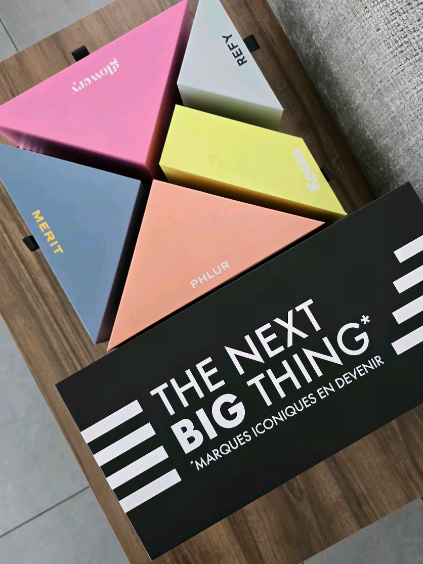​Esplora l'angolo The Next Big Thing da Sephora Switzerland: i brand del momento che stavate aspettando sono finalmente qui. Quale provo per primo? 🤍 ​#Merit #Glowery #Phlur #Kosas #Refy @Sephora Switzerland 