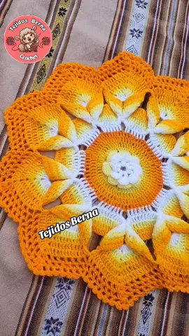 ¿Qué color nunca falta en tus tejidos? #tejidosberna #tejidos #crochet 