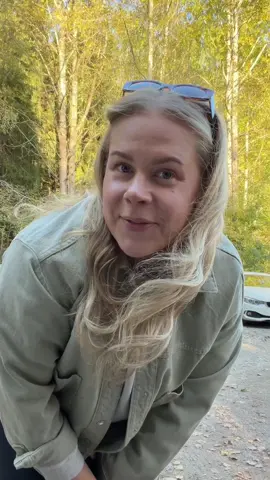 Nyt on täydellinen hetki lähteä sieniretkelle! Sienestys on yksi syksyn parhaista tavoista nauttia luonnosta. Retkelle voi lähteä milloin vain, viikonloppuna tai vaikka arki-iltana suoraan töiden jälkeen. Suppilovahverot ovat nyt parhaimmillaan ja Satokausi-sovelluksesta löydät niiden todennäköisimmät kasvupaikat. Katso kartalta sopiva paikka, ota kori mukaan ja lähde sienijahtiin! 🌲🍄‍🟫 #satokausi #satokausikalenteri #sesonkiruokaa #sesonki #satokausisovellus