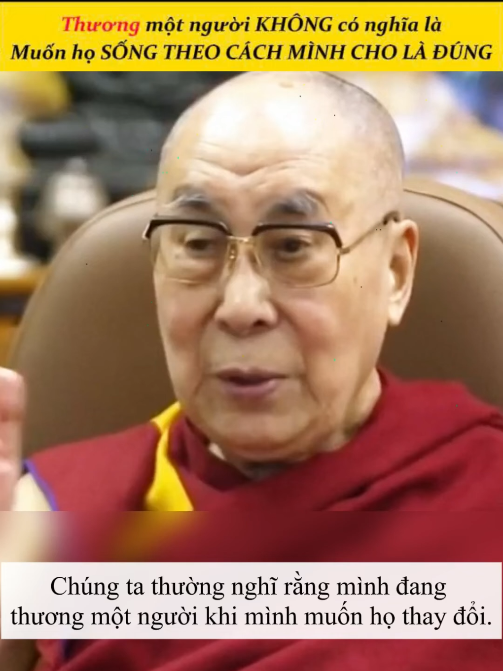Chúng ta thường nghĩ rằng mình đang thương một người khi mình muốn họ thay đổi. Thấy con cái lựa chọn một công việc mà mình không thích, ta vội vàng khuyên bảo, thấy người thân sống một cách mà mình cho là chưa đúng, ta lập tức góp ý. Thấy một người bạn đang đi trên con đường mà ta nghĩ rằng sẽ khiến họ đau khổ, ta muốn kéo họ trở lại. Trong gia đình, vợ muốn chồng thay đổi, chồng muốn vợ thay đổi, cha mẹ muốn con cái sống theo những điều mình từng trải qua. Người lớn tuổi muốn người trẻ nghe lời mình bởi họ tin rằng mình đã đi qua nhiều năm tháng hơn. Và rồi rất nhiều lời nói được bắt đầu bằng một câu nghe có vẻ rất đẹp. Nếu thật sự chỉ muốn tốt cho một người, tại sao trong lòng chúng ta lại khó chịu khi họ không nghe lời mình? Tại sao chúng ta lại buồn khi họ vẫn lựa chọn điều mà họ muốn? Tại sao ta đã nói một lần mà họ không thay đổi? Ta lại nói thêm lần thứ hai rồi lần thứ ba. Có khi cả đời vẫn nói đi nói lại cùng một điều. Có lẽ bởi vì bên dưới cái gọi là góp ý đôi khi còn có một mong muốn rất sâu mà chính chúng ta không nhận ra. Đó là mong muốn người khác phải sống theo cách mà mình cho là đúng. Chúng ta không chỉ muốn trao cho họ một lời khuyên, chúng ta muốn họ nghe lời khuyên ấy. Chúng ta không chỉ muốn họ hiểu, chúng ta muốn họ thay đổi. Và khi họ không thay đổi, chúng ta bắt đầu thất vọng. Từ thất vọng sinh ra trách móc, từ trách móc sinh ra giận dữ. Khi người khác không nghe lời, trong lòng mình sinh ra điều gì? Khi một người chọn con đường khác với mình, tại sao mình lại bất an? Nếu thật sự quan sát, chúng ta sẽ thấy rằng nhiều lúc điều khiến ta khó chịu không hẳn là lỗi của người kia. Điều khiến ta khó chịu là họ không sống theo hình ảnh mà ta đã tạo ra trong đầu. Ta muốn con mình thành công theo cách của mình. Ta muốn người bạn sống theo tiêu chuẩn của mình. Ta muốn người thân lựa chọn giống mình. Ta muốn người khác hiểu rằng cách suy nghĩ của mình mới là đúng. Và khi thực tế không giống với điều ta mong muốn, ta đau khổ. Như vậy, có khi người làm chúng ta khổ không phải là người kia. Chính sự mong cầu của chúng ta mới là thứ đang làm tâm mình bất an. Vì thế nói phần ai, người ấy sống không phải là bảo chúng ta trở thành những người lạnh lùng, cũng không phải bảo rằng nhìn thấy người khác đau khổ thì mặc kệ họ. Lòng từ bi vẫn cần có mặt, sự giúp đỡ vẫn cần có mặt. Một lời khuyên chân thành khi đúng lúc và đúng cách vẫn có thể trở thành một điều quý giá. Nhưng giữa lòng từ bi và sự can thiệp có một ranh giới rất mong manh. Lòng từ bi nói rằng, 