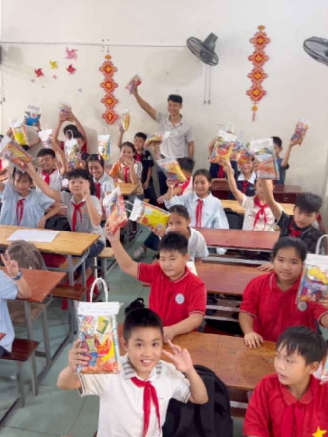 Phát quà trung thu cho học trò Tết Trung thu là một trong những ngày lễ truyền thống ý nghĩa của Việt Nam, diễn ra vào ngày Rằm tháng Tám âm lịch hằng năm. Đây là dịp để gia đình sum họp, trẻ em vui chơi, rước đèn, múa lân, phá cỗ và thưởng thức bánh Trung thu. Không chỉ mang đến niềm vui cho thiếu nhi, Tết Trung thu còn thể hiện nét đẹp văn hóa dân tộc, tình yêu thương gia đình và sự quan tâm của cộng đồng dành cho trẻ em.