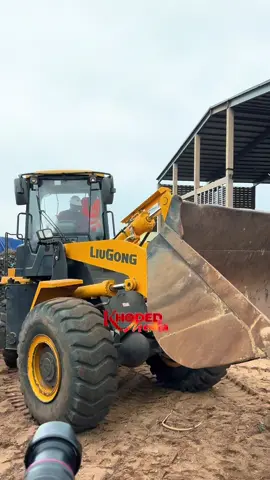 President Mahama was hailed and applauded by people gathered at the Agbogbloshie grounds after he personally operated an excavator to mark the commencement of the waste evacuation exercise. The crowd cheered as the government began efforts to clear the long-standing waste heap and reclaim the land for planned development. #fyp #foryou #foryoupage #viral #ghanatiktok🇬🇭 