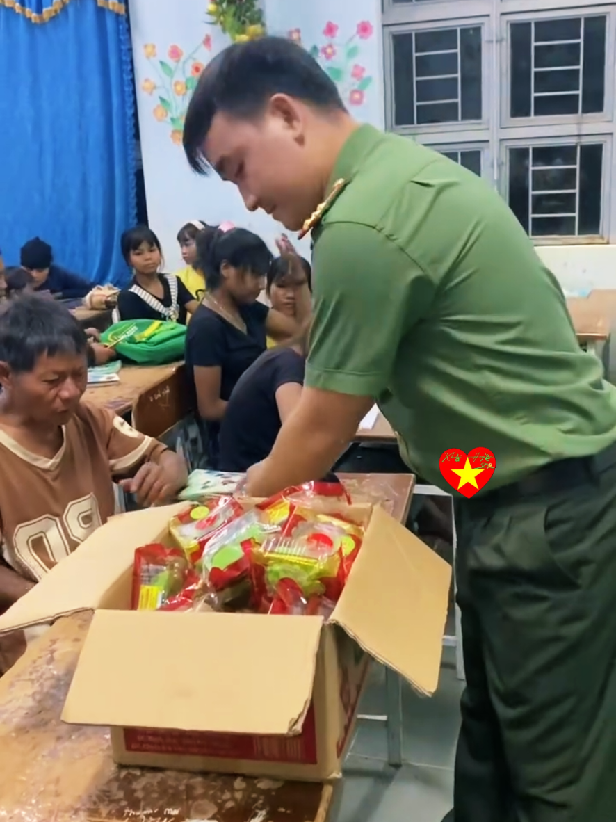 🫢 Công an xã Hra Tỉnh Gia Lai thông báo đến bà con Nhân dân ai chưa biết chữ đến lớp học đăng ký tham gia học sẽ được tặng bánh trung thu nhé. Lưu ý: chương trình áp dụng đến hết 15/8 AL, dành cho người trên 18 tuổi. 👮‍♂️lớphọctìnhthương #khaihuyen #tuhaonguoilinh #congan #congannhandanvietnam👮‍♀️ #gialai 