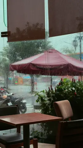 Có những chuyện, có những việc không thích hợp để nói ra nữa. Chỉ thích hợp giữ trong lòng. Chiều mưa hôm nay cũng không còn giống chiều mưa của ngày hôm qua. Chúng ta vẫn phải tiếp tục sống, vì những cơn mưa bình yên khác còn ghé đến trong đời. - #caolanh #highlandscoffee 
