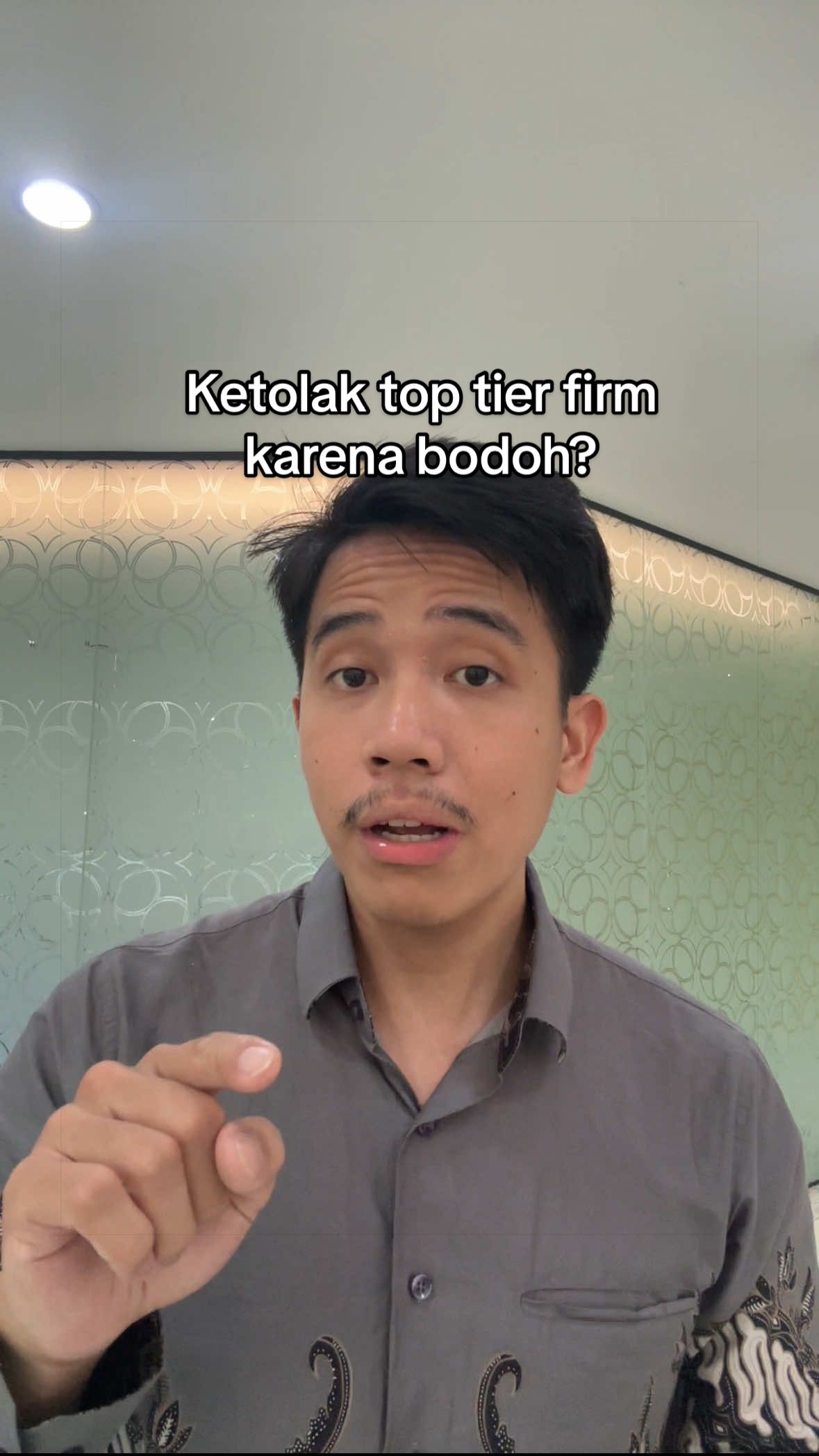 Ngomongin realita gaji puluhan juta buat fresh grad elit di tengah lautan pencari kerja UMR itu emang kayak bahas emas di depan orang kelaparan. Tapi lo harus tahu kenapa gap ini bisa terjadi. Kita sering dicekoki ilusi meritokrasi: 