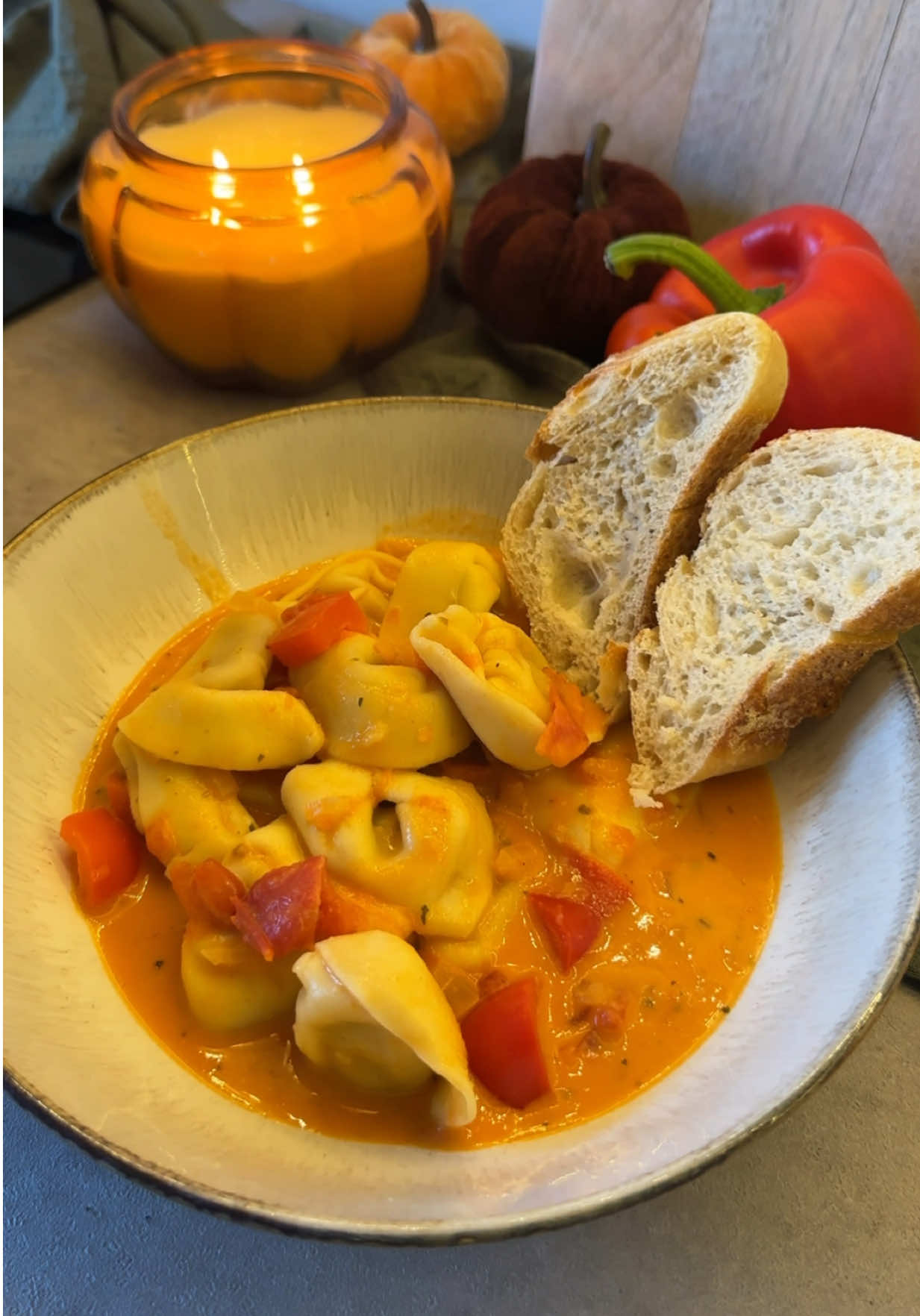 Cremige Tomaten Tortellini Suppe🍅  Auch ein absoluter Herbst-Banger 🍂🍅 die Kombi ist so unfassbar lecker! 😍 das müsst ihr abspeichern & ausprobieren 😌  Ihr braucht:  🧅1 Zwiebel 🫑2 Paprika  🧄1 Zehe Knoblauch 🍅1 EL Tomatenmark 🍅1 Dose gehackte Tomaten  💛500 g Tortellini (Kühlregal) 🪴500 ml Gemüsebrühe  🥛200 ml Sahne  🧀40 g Parmesan  Zwiebel & Paprika klein schneiden & in einem Topf kurz rösten. Tomatenmark dazu geben & kurz mit anrösten. Mit den gehackten Tomaten & Gemüsebrühe ablöschen und 10 Minuten auf mittlere Stufe köcheln lassen. Die Tortellini dazu geben & nochmal 5 Minuten aufkochen. Mit Sahne & Parmesan verfeinern & mit Salz, Pfeffer & Oregano abschmecken.  Guten Appetit. 🥰 #rezepte 