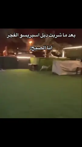 أكبر برج ساعة هي أكبر ساعة في العالم (ساعة مكة)، وتقع على قمة برج الساعة في مجمع أبراج البيت بمكة المكرمة. يبلغ ارتفاعها حوالي 601 مترًا، وتتميز بواجهات كبيرة يمكن رؤيتها من مسافات بعيدة، تم تصميمها على الطراز الإسلامي، وتضم العديد من الميزات الفريدة، بما في ذلك لفظ الجلالة «الله أكبر» وأكبر هلال تم صنعه حتى الآن. معلومات إضافية عن ساعة مكة: • الارتفاع والوزن: يبلغ ارتفاع برج الساعة 601 متراً، ويصل وزن الساعة بالكامل إلى 36,000 طن، وفقاً لوكالة الأنباء السعودية. تحتوي الساعة على أربع واجهات، يبلغ حجم الواجهتين الأمامية والخلفية حوالي 43 مترًا، وحوالي 43 مترًا للواجهتين الجانبّيتين. • الزخرفة: يزين قمة الساعة لفظ الجلالة «الله أكبر»، حيث يبلغ طول حرف الألف في كلمة «الله» أكثر من 23 متراً، كما يزينها هلال يبلغ قطره 23 متراً. • التوقيت: وفقاً لموقع كارديل، يرتبط مركز توقيت مكة المكرمة بشبكة التوقيت العالمي (UTC). • الإضاءة: تستخدم الساعة 21,000 مصباح LED باللونين الأخضر والأبيض لإضاءتها أثناء الأذان، ويمكن رؤية الأضواء على بعد مسافة كبيرة