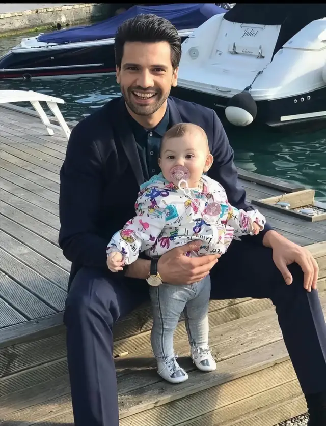 Deniz Emir’in hayatındaki tek ışık oldu Geçmişin acılarının ardında masum bir gülümseme vardı Küçücük bir kalp koca bir dünyayı değiştirdi Deniz Emir’i sonsuza dek birbirine bağlayan sevgiydi ❤️ #KaraSevda 