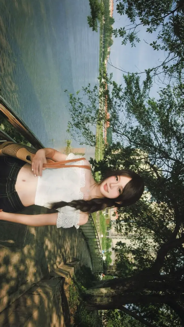 ''Em không sợ bốn mùa dài, chỉ sợ người anh đợi chưa bao giờ là em.''
