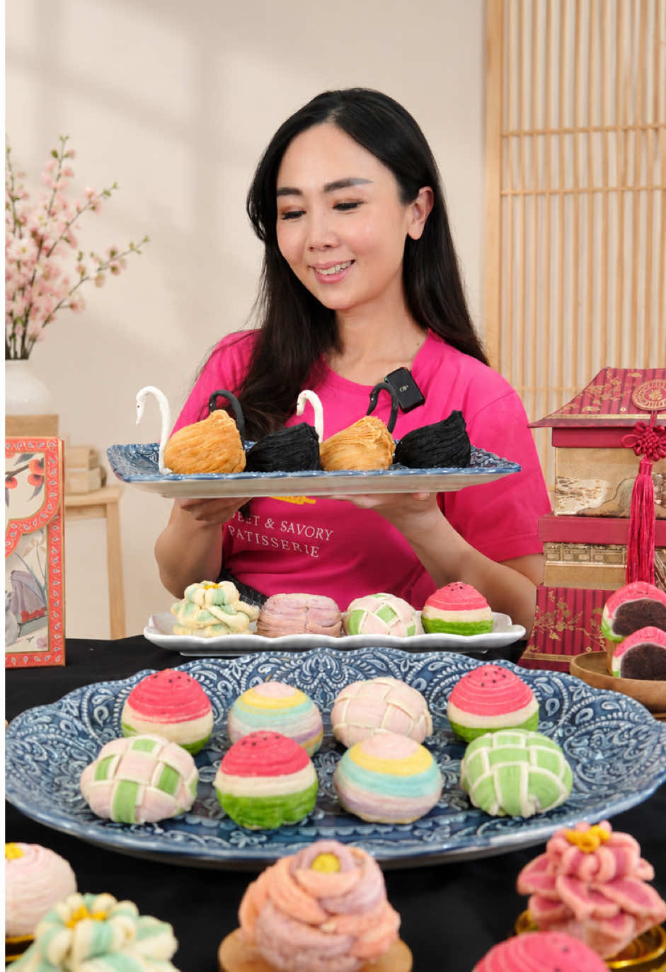 NGIKUT RESEP ORANG 👉🏻 TERSESAT😭😭😭 Ini bukti ya kalau resep di sosmed tuh tipu-tipu alias nggak detail😭🙂 Nah tapi jangan khawatir di kelas ✨ANEKA MOONCAKE PASTRY PT.2✨ ini semua akan dikupas tuntas!!! 🥮✨ MOONCAKE FESTIVAL SEBENTAR LAGI! ✨🥮 Masih bingung cari resep mooncake yang enak, cantik, layer-nya rapi, tapi masih sering trial & error? 😭 Yuk join moucup online “ANEKA MOONCAKE” 🎀 📅 19 SEPTEMBER 2026 Di class ini, kita akan belajar dari basic hingga berbagai kreasi mooncake yang cantik dan menarik untuk dijadikan ide jualan, dan cocok untuk Baker Pemula 😊✨ Materi yang akan dijelaskan :  🥮 BASIC TRADITIONAL MOONCAKE 🥮 BASIC PASTRY MOONCAKE ✨ Original ✨ Charcoal KREASI MOONCAKE – SWEET 🌷 Mooncake Flower Blossom 🍉 Mooncake Watermelon 🧶 Woven Mooncake 🌌 Mooncake Aurora KREASI MOONCAKE – SAVORY 🥮 Teochew Mooncake 🦢 Mooncake Swan (Black & White) 🌼 Mooncake Flower Yasmin 🌹 Mooncake Rose 🤎 ISIAN YANG AKAN DIPELAJARI: Taro Filling, Red Bean Filling, Chocolate Filling, Chicken Charsiu, Chicken Mushroom, Salted Egg Lumer, Caramel Lumer, Mochi filling 🎁 BENEFIT YANG KAMU DAPATKAN: 📖 File resep lengkap 🎥 Video tutorial 🏆 E-Certificate 💬 FREE KONSULTASI yang akan dibantu langsung oleh Lady Boss 👑 *KOUTA TERBATAS ‼️yuk daftar sekarang !* 📩 Untuk info harga & pendaftaran hubungi : https://wa.me/62881080101981 #mooncake #pastry 