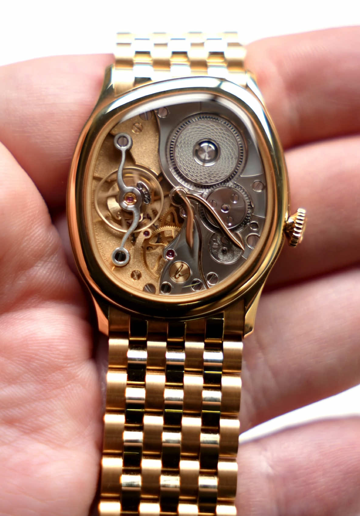 Berneron Mirage 38 Miroir Yellow Movement on display. I think this might be my favourite watch I’ve seen during Geneva Watch Days 2026. The movement is no longer hidden behind a traditional dial. The architecture of the calibre becomes the dial. And this is where we start.  Hand-wound Calibre 283, a mirrored development of the original Mirage movement. It has 135 components, 17 jewels, a free-sprung balance and a frequency of 21,600 vibrations per hour. Two barrels provide around 72 hours of power reserve. The movement is made from 18K gold, just like the case. The long list of movement decoration techniques include: • Guillochage — bridges • Grenage — mainplate • Colimaçonnage — crown wheel • Laser engraving — barrel • Anglage — bridges • Cerclage — balance bridge • Traits tirés — click • Nuagage — bridge pocket The case measures 38 × 34mm, with a lug-to-lug distance of 42mm and a thickness of just 7mm. Compact and elegant on the wrist, but with a lot of presence.  The hand arrangement is inverted — minutes first, with the hours hand on top. The front is covered by scratch-resistant-treated hesalite, while the back is solid. Water resistance is rated at 30 metres. Berneron will make 36 pieces per metal each year, for a total of 360 pieces over a period of 10 years. It felt absolutely phenomenal on the wrist. It gave me vibes of 1970s and ’80s integrated sports watches, like the AP Bamboos and Cobras. If you like to feel like the boss of a gang, but without all the dirty business, get the Miroir in yellow gold on the bracelet and come back to thank me later. 😂 Stunning, stunning and, for lack of a better word… stunning!