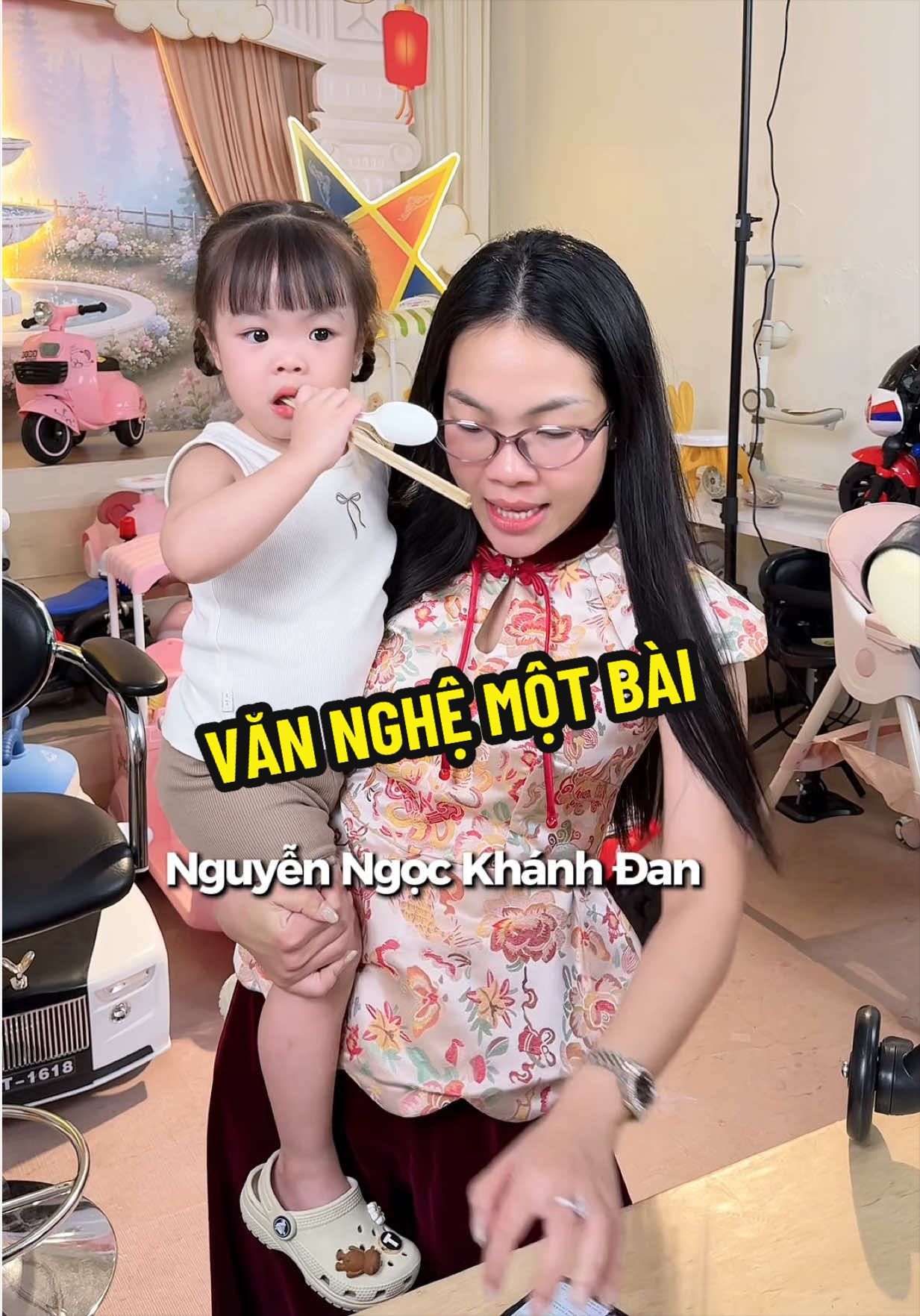 Hôm nay lớp trưởng đi học về sớm giúp mẹ đó, xin phép một bài văn nghệ ạ 🤭 #meembetingting #embetingting #baongocaerobic 