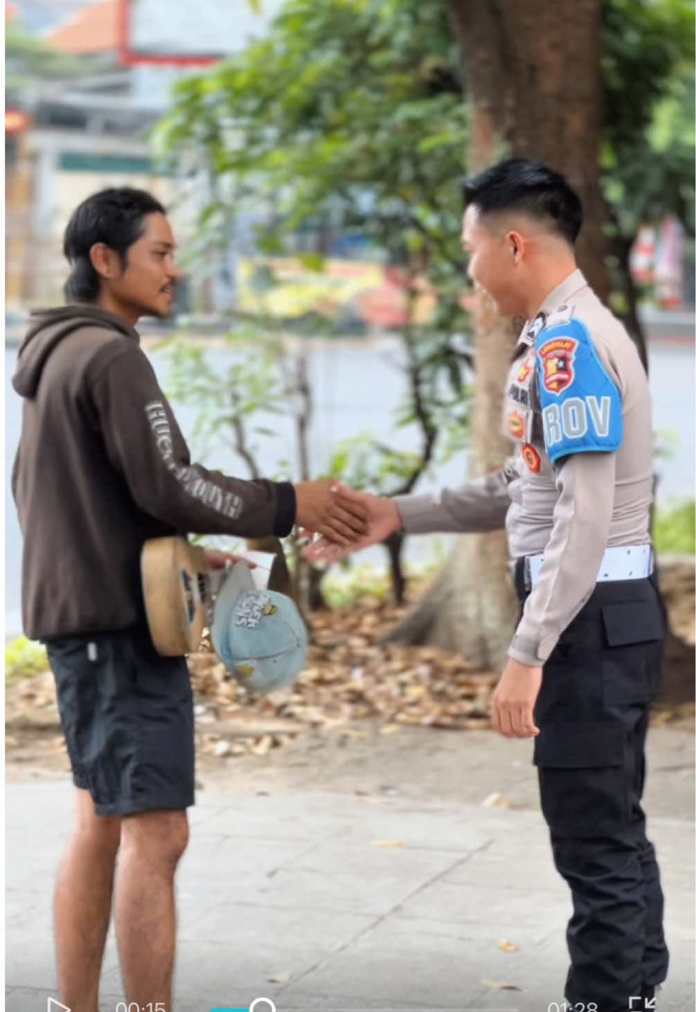 Kali ini saya mendapati pengamen di pertigaan patung ikan BKR, Benar saja wajah sebelumnya tampak berjerawat dan kini setelah di eksekusi jadi lebih bersih dari sebelumnya 🤩