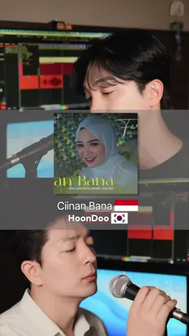 Lagu pilihan HoonDoo minggu ini adalah “Ciinan Bana” dari Fauzana! 🇮🇩 “Ciinan Bana” adalah lagu berbahasa Minang tentang seseorang yang jadi malu-malu dan salah tingkah saat bertemu dengan orang yang disukainya. 🤭❤️ Sejak pertama kali dengar, melodinya langsung nempel di kepala kami—apalagi bagian “Malu-malu, malu denai tamalu”. Benar-benar bikin ketagihan! Kali ini, kami membawakan “Ciinan Bana” dalam bahasa Korea dan Minang dengan gaya HoonDoo. Gimana menurut kalian? Teman-teman dari Minang, gimana pelafalan bahasa Minang kami? 😆 Karena ini pertama kalinya kami menyanyi dalam bahasa Minang, awalnya lidah kami masih agak kaku. Tapi makin sering dinyanyikan, makin terasa nyaman dan terbiasa. Hehe 🤭 Seperti biasa, tulis lagu yang ingin kalian dengar selanjutnya di kolom komentar, ya! Jangan lupa kasih like, save, repost, dan share juga. Kalian sudah tahu, kan? ❤️ Sampai ketemu lagi minggu depan! #HoonDoo #CiinanBana #fauzana 