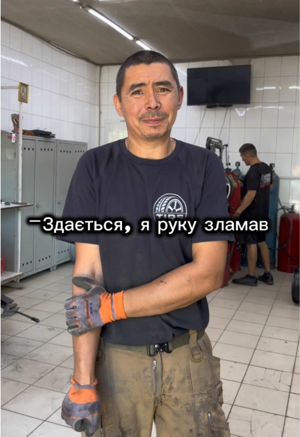 Як вважаєте, це поважна причина не виходити на роботу?  А наш шиномонтаж працює, незважаючи ні на що! 😎🔧 🛞 Шиномонтаж ⚙️ Балансування коліс 📐 Розвал-сходження 📞099 732 79 51