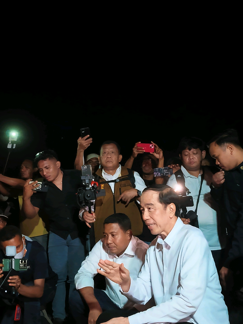 Tiba di Pulau Palue, Kabupaten Sikka, Nusa Tenggara Timur, saya menyapa dan berbagi semangat dengan masyarakat yang terdampak gempa bumi beberapa waktu lalu. Dengan doa tulus dan energi positif dari seluruh penjuru negeri, saya berharap saudara-saudara kita di Nusa Tenggara Timur senantiasa diberi kekuatan untuk pulih, bangkit, dan melangkah maju menyongsong masa depan yang lebih baik.