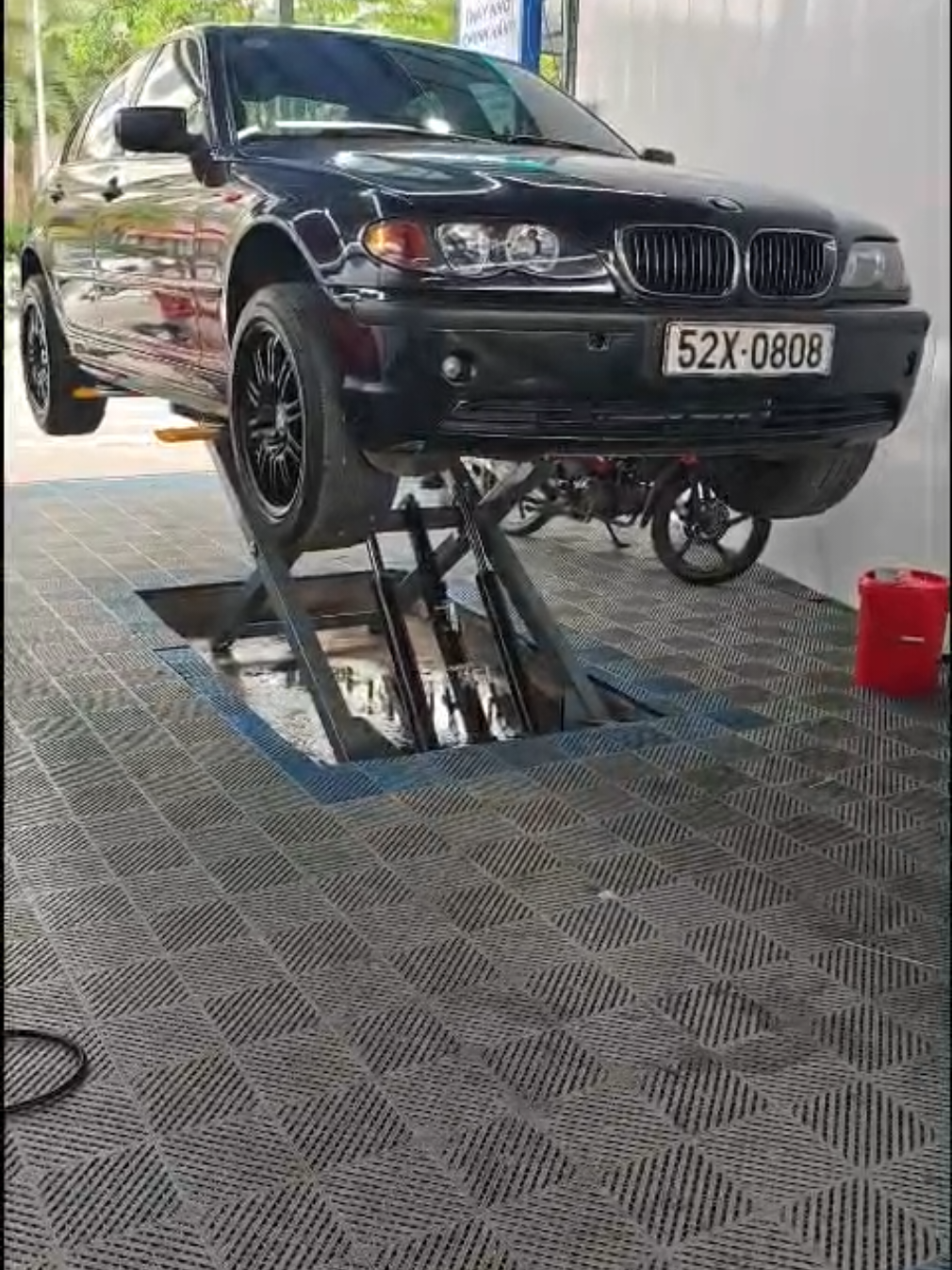Cầu nâng cắt kéo di động 3T nhỏ xinh...#chamsocoto #detailing #garage #suachuaoto #vinfast 