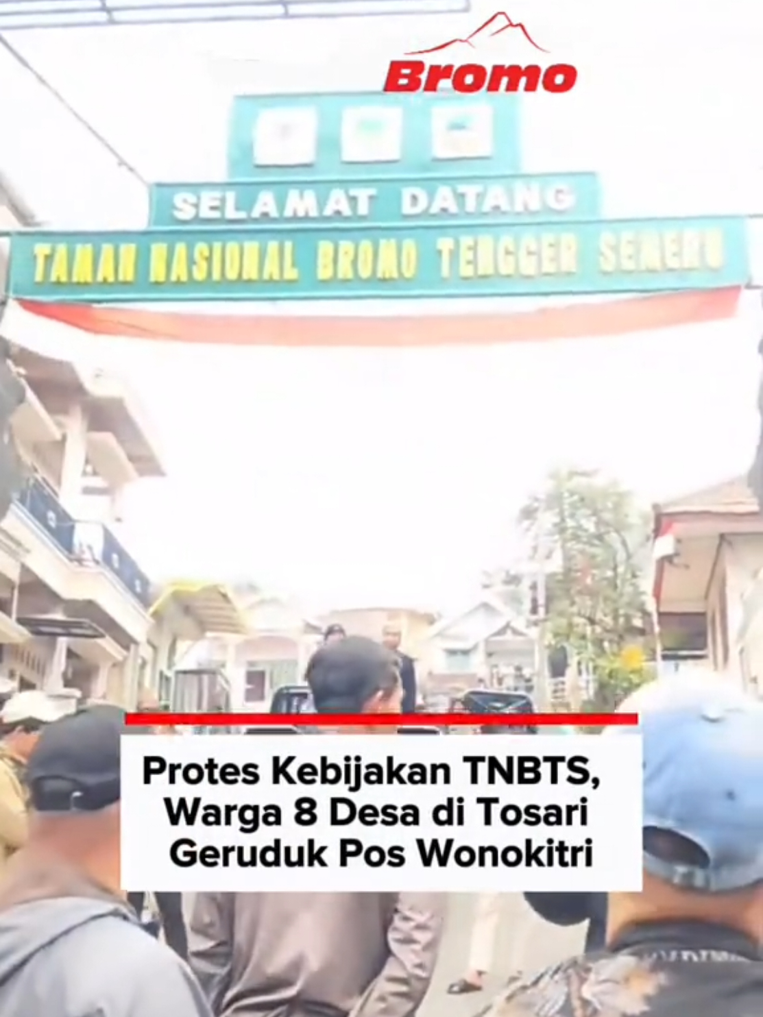 Warga dan pelaku wisata darii 8 desa penyangga kawasan Gunung Bromo di wilayah Tosari Pasuruan turun menyampaikan aspirasi, Jumat (18/9/2026). Massa bergerak dari Lapangan Ledoksari menuju Pos TNBTS Wonokitri. Mereka memprotes sejumlah kebijakan pengelolaan Bromo, terutama penutupan kawasan yang dinilai terlalu pukul rata. Warga meminta jalur Tosari–Wonokitri–Penanjakan segera dilakukan asesmen. Jika dinyatakan aman, akses wisata diminta dibuka kembali. Tak hanya soal buka-tutup Bromo. Warga juga menyoroti komunikasi TNBTS dengan desa penyangga hingga meminta dibentuk forum komunikasi tetap. Bahkan, warga meminta Menteri Kehutanan mengevaluasi kepemimpinan Kepala Balai Besar TNBTS. Lalu, apa saja tuntutan lengkap warga? #WartaBromo #TNBTS #GunungBromo #Bromo #tosaripasuruan 