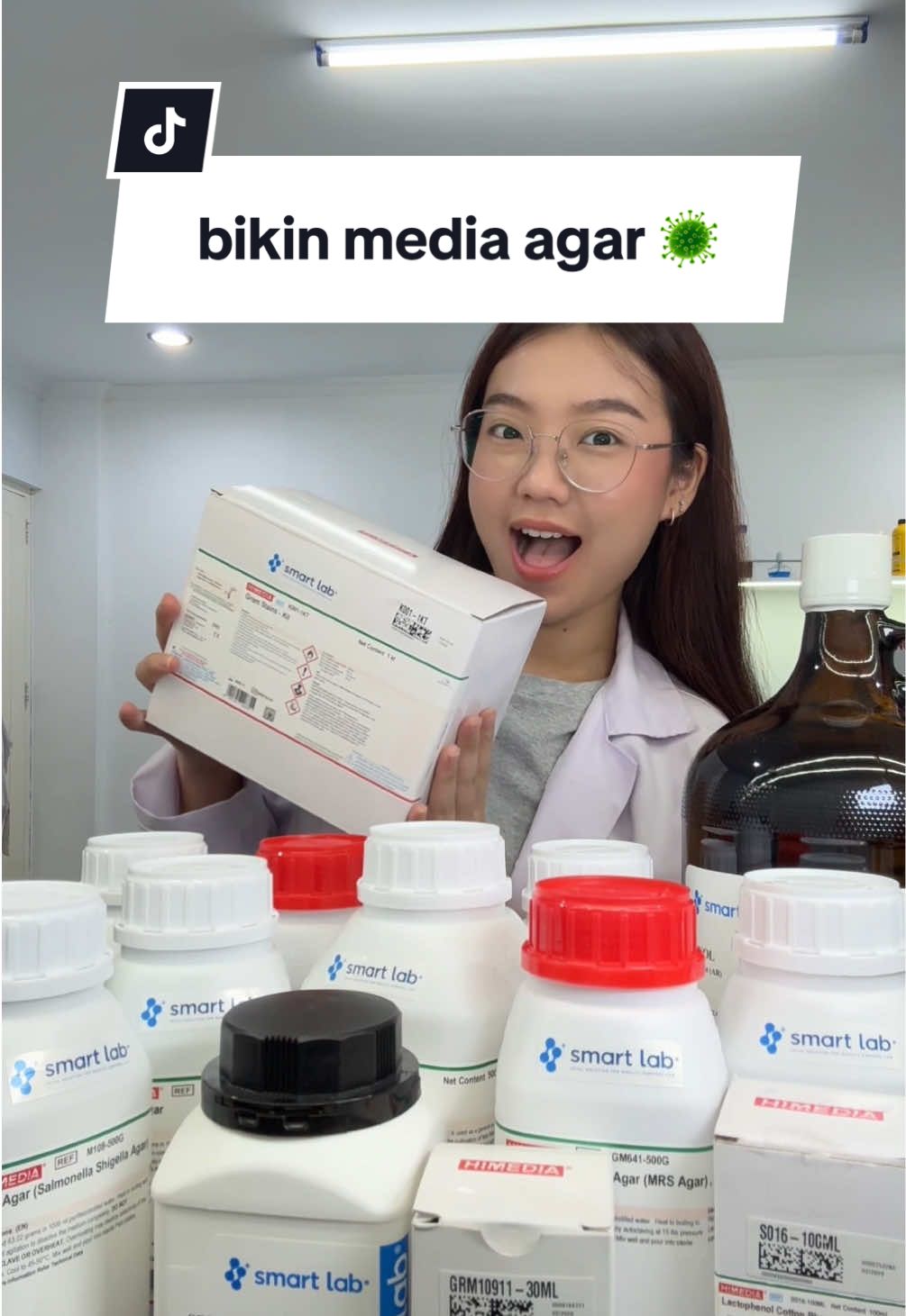 ini cara bikin media agar buat uji bakteri 🦠🧫 #LabDrea YAYY bahan-bahan di lab sekarang lengkap. media mikro & reagen kita dari @Smartlab.indonesia yaa!  buat yang lagi penelitian, kampus, lab, perusahaan kalo butuh bahan-bahan bisa tanya-tanya aja ke Smart Lab!🥳 #foodtech #mikrobiologi #lab #restock 
