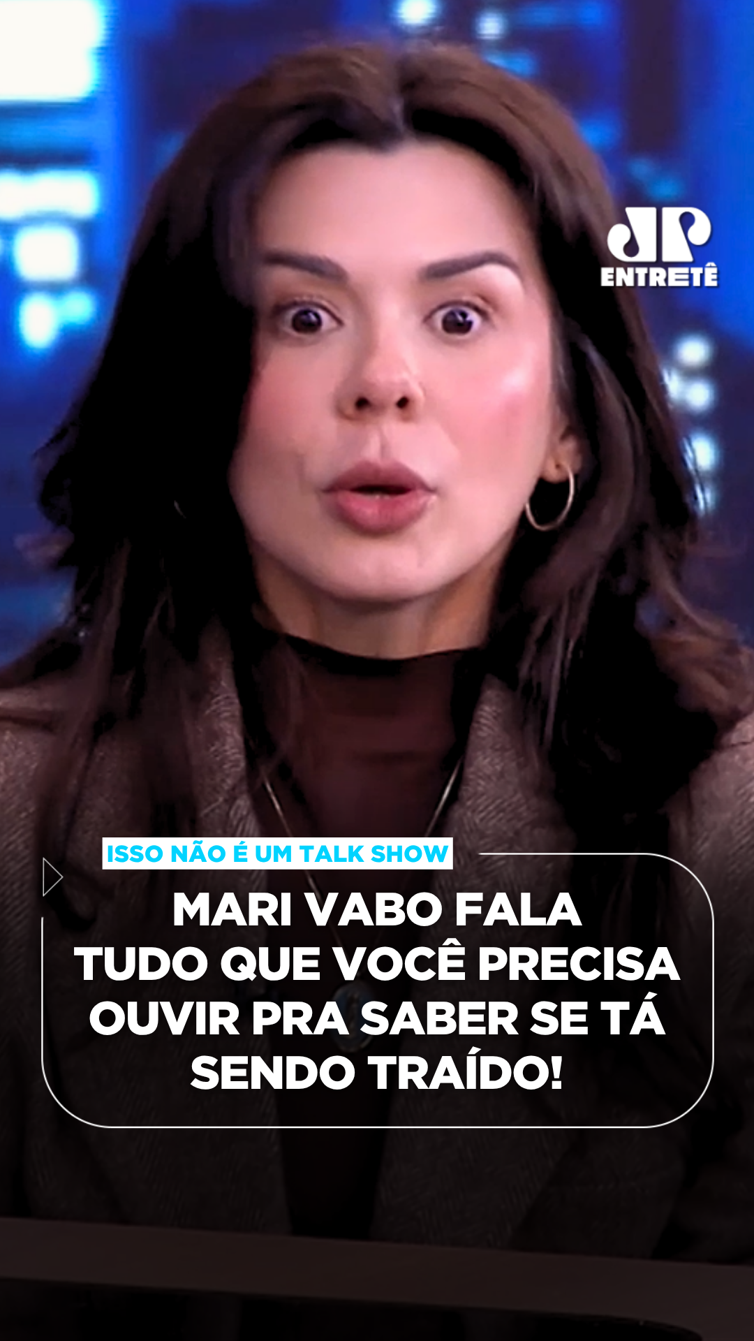 Quer saber se você está parecendo coruja cega do tanto de galhada que você tá tomando? No “Isso Não É Um Talk Show”, Mari Vabo mandou a real sobre os sinais de traição e provou que quem mente na cara dura pra conta do restaurante não vai hesitar em te colocar um par de chifres no capô! Prepara o estômago e o espelho, porque esse papo tá mais afiado que chifre de touro e promete deixar muita gente de orelha em pé! ▶️ Assista ao corte completo do #IssoNãoÉUmTalkshow no canal do YouTube 📺 Confira na JP Entretenimento 📌 Siga o nosso perfil @jovempanentrete #talkshow #carioca #jovempan #jp #marivabo