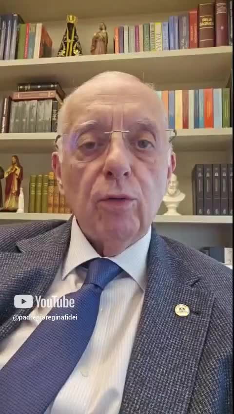 PADRE PIO VIU UMA ALMA DO PURGATÓRIO Acenda uma vela por seus falecidos: https://resgatedasalmas.com.br/veladasalmas/?origem=35143&origemDmd=35144 Um jovem frade apareceu misteriosamente dentro de uma cela no convento de San Giovanni Rotondo, e desapareceu diante dos olhos de um dos irmãos. Ao procurar Padre Pio, ele recebeu uma explicação impressionante: aquele noviço estaria cumprindo seu purgatório justamente naquele lugar. Mas a maior lição desse relato não está na aparição. Está no conselho de Padre Pio: em vez de alimentar o medo ou a curiosidade, devemos rezar pelas almas que esperam entrar no Céu. Hoje, lembre-se de um falecido e ofereça por ele uma oração, uma missa ou um pequeno sacrifício: https://resgatedasalmas.com.br/veladasalmas/?origem=35143&origemDmd=35144 #PadrePio #Purgatorio #Catolico #FeCatolica #Oracao #AlmasDoPurgatorio