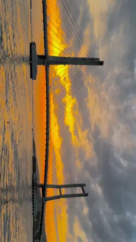 Sunset seindah lagunya😊#fyp #foryoupage #raimlaode #sunset #jembatantelukkendari 