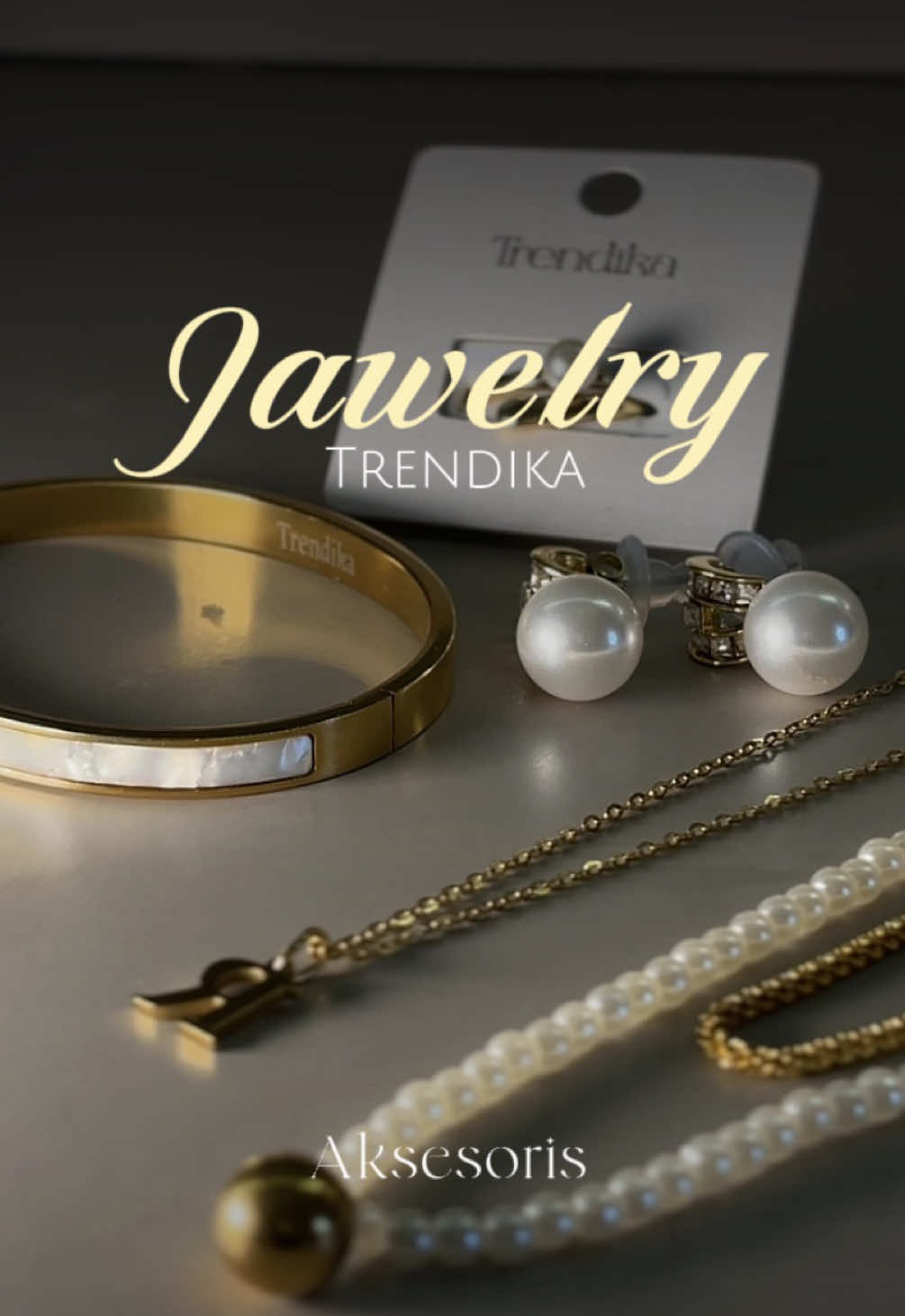 Cozy days call for a touch of elegance ☕✨ ​Tetap tampil stunning pakai koleksi perhiasan titanium lapis emas from Trendika. Anti-karat, classy, dan nyaman banget buat daily wear! ​Yuk upgrade looks kalian! Jangan lupa Check Out juga yaaa!🤎✨ ​@Trendika.  #TrendikaAksesoris