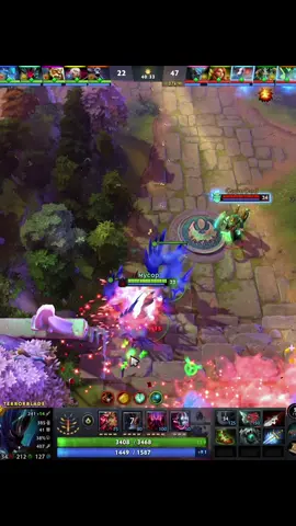 Manta Style — это предмет в Dota 2, который создаёт две иллюзорные копии героя и позволяет ему ненадолго снять с себя большинство отрицательных эффектов. Предмет особенно ценен для героев, которые сильно выигрывают от иллюзий и увеличения скорости фарма. Копии получают часть характеристик и атак героя, поэтому могут наносить дополнительный урон, пушить линии и быстро зачищать лагеря нейтралов. При этом иллюзии значительно слабее оригинала и получают увеличенный урон. Активная способность Mirror Image на короткое время делает героя неуязвимым во время создания двух иллюзий, после чего оригинал и копии появляются рядом. Это также позволяет уклоняться от некоторых направленных заклинаний и сбрасывать определённые отрицательные эффекты. Manta Style часто собирают на керри и универсальных героях, которым одновременно нужны статы, скорость атаки, мобильность и возможность эффективно использовать иллюзии. Предмет также создаёт дополнительное давление на карту: противнику приходится реагировать сразу на несколько целей, пока настоящий герой может продолжать фармить или атаковать. #dota2 #fyp #ревут 