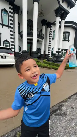 Hari ni Yusoff join kelas kids western boxing tapi semua besar besar 😂 so Yusoff duduk tepi je jadi supporter. Next time Yusoff masuk ring pulak