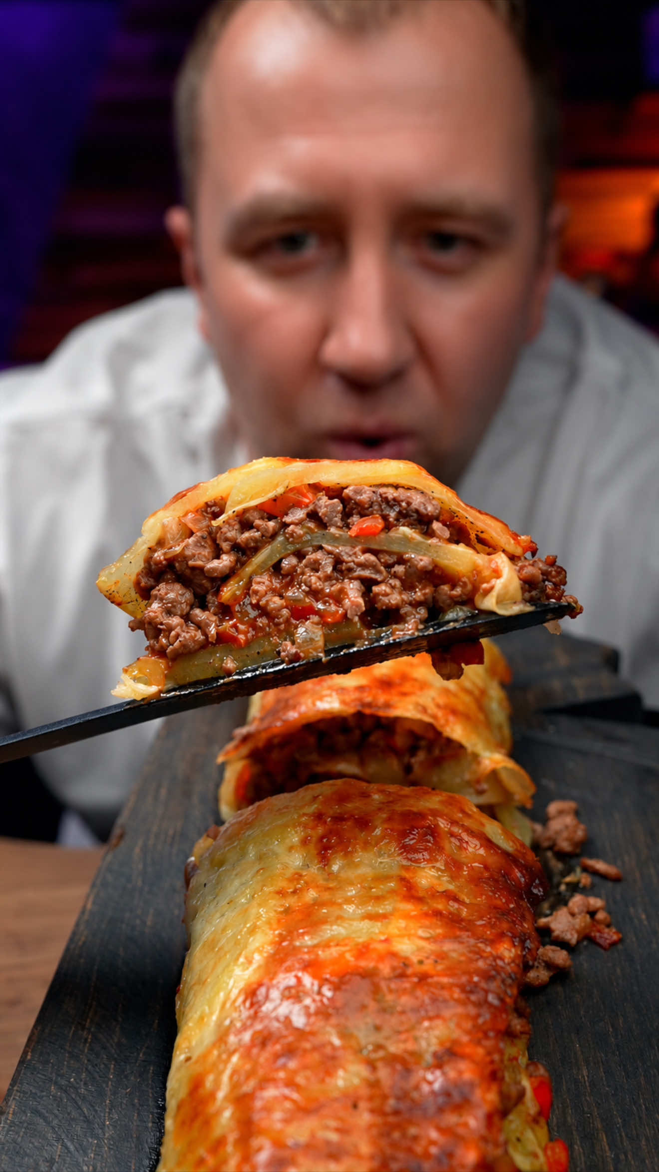 МЯСНЫЕ РОЛЛЫ, ЧТО ЭТО? #мясо #роллы #сыр Граммокод: Картофель - 3шт. Сыр сулугуни - 150г. Соль, Перец Пергамент Начинка: Лук - 1шт. Говяжий фарш - 400г. Болгарский перец Соль, Перец Орегано Чили Томатная паста - 1ст.л. Сахар Вода - 100мл. Сметана