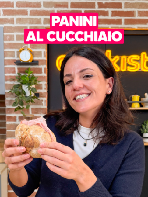 Pronti a riaccendere il forno? I PANINI AL CUCCHIAIO di Julia sono la svolta! 🥖🥄 Con questa ricetta furba li fai senza impastare e in pochissimi minuti 🤯 Fuori croccanti, dentro soffici e perfetti sia con il salato che con una valanga di cioccolata! 🤤 Che ne dite di una serie su pane e panini fatti in casa?  Scrivi nei commenti se la vuoi! 👇😍 👉INGREDIENTI 500g di farina 0  350g di acqua  1 cucchiaino di zucchero o di miele  12g di lievito di birra  10g di sale  👉PREPARAZIONE  1. Mescola tutti gli ingredienti in una ciotola, l’impasto deve essere morbido.  2. Copri e fai lievitare fino a raddoppio, almeno 2 ore. 3. Con l’aiuto di un cucchiaio dividi l’impasto in 4/6 panini e disponili su una teglia con carta forno. Spolvera con un po’ di farina per dare un aspetto più rustico. 4. Cuoci i panini a 200° per circa 20 minuti. #cookist #paninialcucchiaio