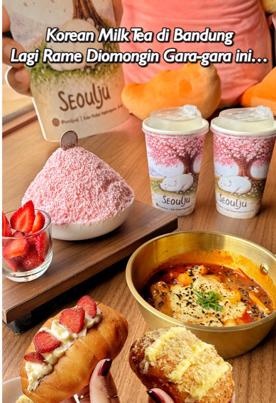 Korean milk tea di Bandung yang lagi rame diomongin ✨🌸!Sampe2 rame nya ga berenti gara2 bukan cuma tempatnya yg aesthetic dan segemes ini tapi milk tea nya emang beneran enak plus sekarang juga punya menu Topokki 😋!! Seoulju @Seoulju  📍Paskal hypersquare B-41