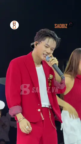 10 điểm tinh tế cho Bùi Công Nam khi liên tục gửi lời cảm ơn các dancer sau mỗi phần trình diễn  #saobiz #saobizeverywhere #buicongnam #BatDongSanGiaTriThuc #NamLongGroup 