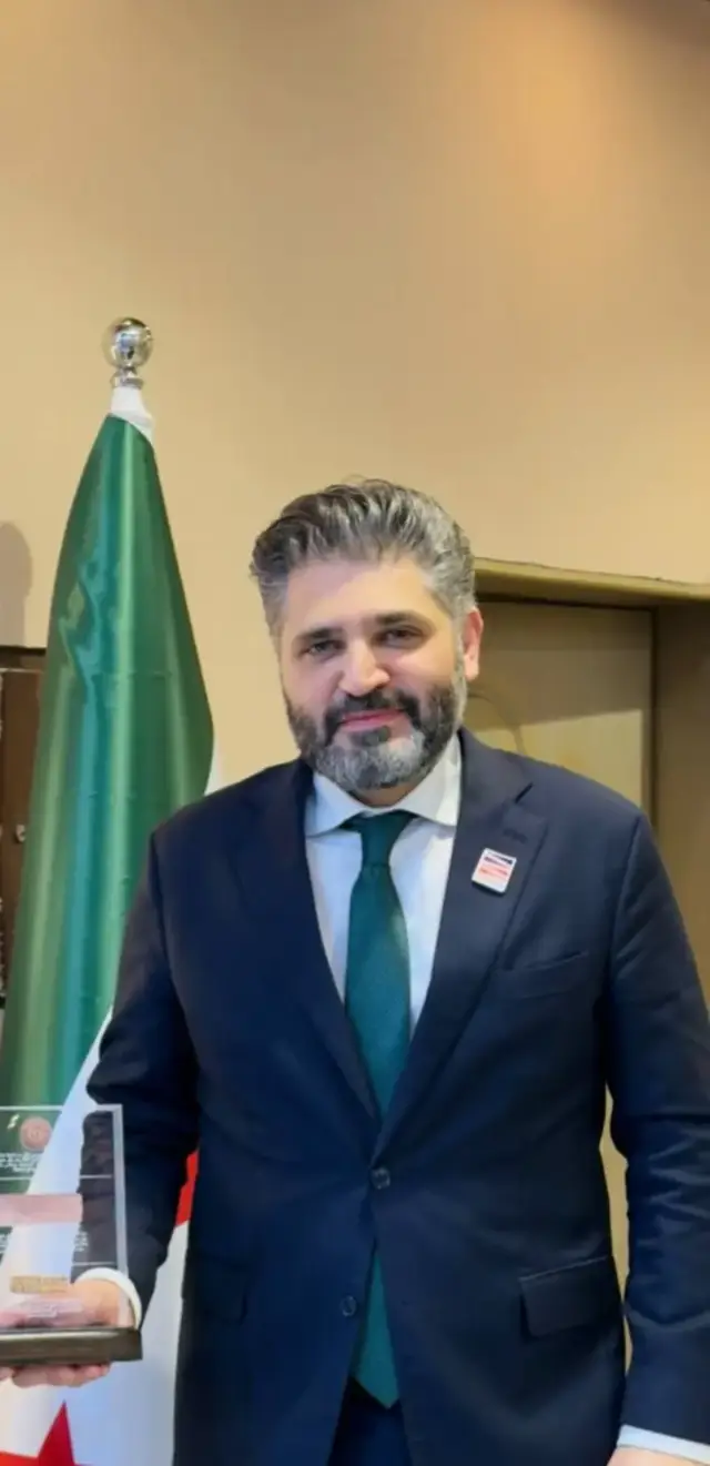 المسلم الكيوت يفرح بقدوم أصالة الي سوريا ويفرح في الغناء و الرقص و الاختلاط تحت عنوان وقفت مع (الثورة) طب ليش ما نعمل حفل للأم التي فقدت 9من أولدها أو في تكلفة هذا الحفل نعيد أهلنا يلي إلي يومنا هذا في الخيم ولا هدول ماهم من ثقافة المجتمع !!#